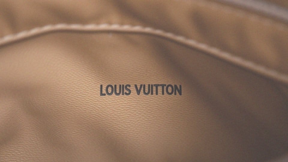 Co oznacza wybity kod daty w torebce Louis Vuitton?