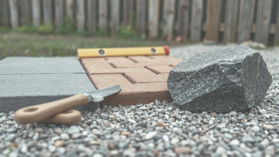 Jakie materiały są najlepsze do budowy tarasu na gruncie?